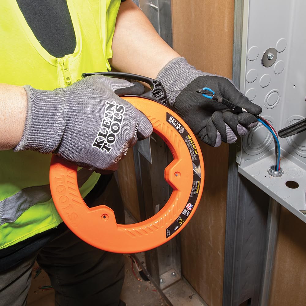 Klein Tools 56335 | Einziehband Federstahl 7,6 m | Elektriker Kabel-Einziehband mit Markierungen alle 30 cm | Strapazierfähig und flexibel | Griffiges, kompaktes Ziehband