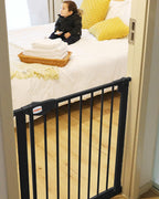 UBRAVOO Babygitter für Türen und Treppen, Höhe 100cm, Sicherheits-Haustiergitter, Spannungstyp, automatische Schließung, hohe Ausführung, dreifache Verriegelung, offen (Breite: 105-114cm)