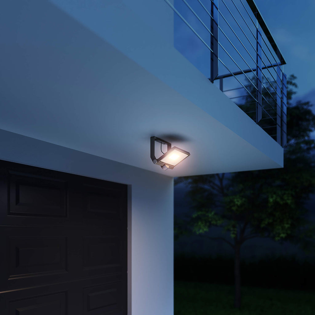 Steinel LED-Außenstrahler XLED ONE XL S Anthrazit, 180°-Bewegungsmelder, 42,6 W, 4200 lm bei 3000K, Aluminium, für Zufahrt, Hof und Garten, 065263