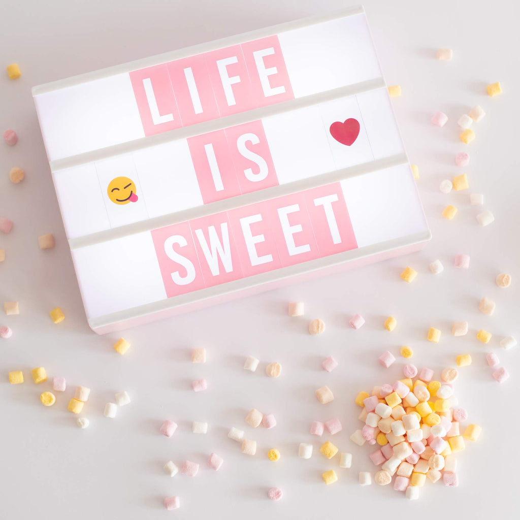 BONNYCO Light Box Rosa A4 mit 400 Buchstaben, Emojis, 2 Stifte, USB, Ä Ö Ü ß Enhalten. Pink Led Lightbox Buchstaben Geschenk für Frauen, Mädchen. Led Leuchtkasten Kinder Schlafzimmer, Wohnzimmer Deko