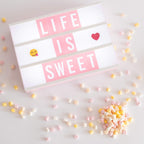 BONNYCO Light Box Rosa A4 mit 400 Buchstaben, Emojis, 2 Stifte, USB, Ä Ö Ü ß Enhalten. Pink Led Lightbox Buchstaben Geschenk für Frauen, Mädchen. Led Leuchtkasten Kinder Schlafzimmer, Wohnzimmer Deko