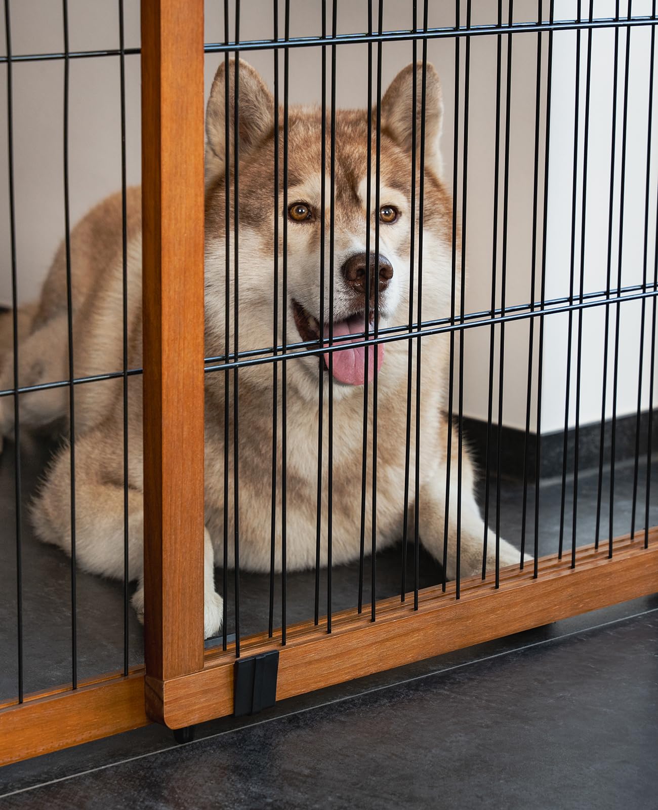 lionto Hundeschutzgitter längenverstellbar, Welpenschutzgitter aus attraktivem Pinienholz sorgt für Sicherheit, Höhe 70 cm, Robustes Absperrgitter für Treppen/Türen, einfacher Aufbau, braun/schwarz