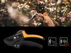Fiskars Amboss-Gartenschere für trockene Zweige und Äste, Antihaftbeschichtet, Hochwertige Stahl-Klingen, Länge: 19 cm, Schwarz/Orange, PowerStep, P83, 1000575