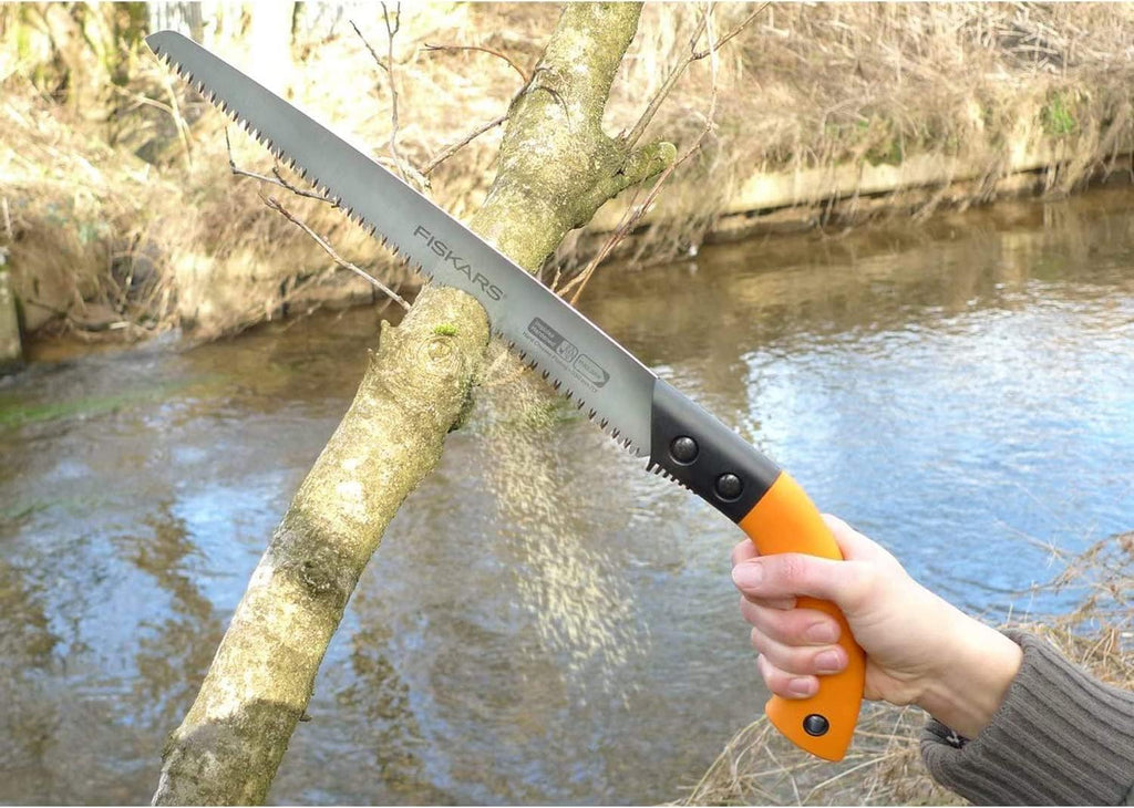 Fiskars Handsäge für frisches Holz bis Ø 15 cm, Mit feststehendem Blatt, Inklusive Kunststoff-Köcher, Sägeblattlänge: 33 cm, Rostfreies Stahl-Sägeblatt, Schwarz/Orange, SW84, 1001620