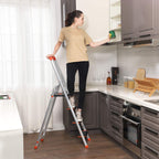 SONGMICS Leiter mit 4 Stufen, Aluleiter, 12 cm breite Stufen mit Riffelung, Anti-Rutsch-Füße, mit Handlauf, Werkzeugschale, bis 150 kg belastbar, schwarz-orange GLT04BK