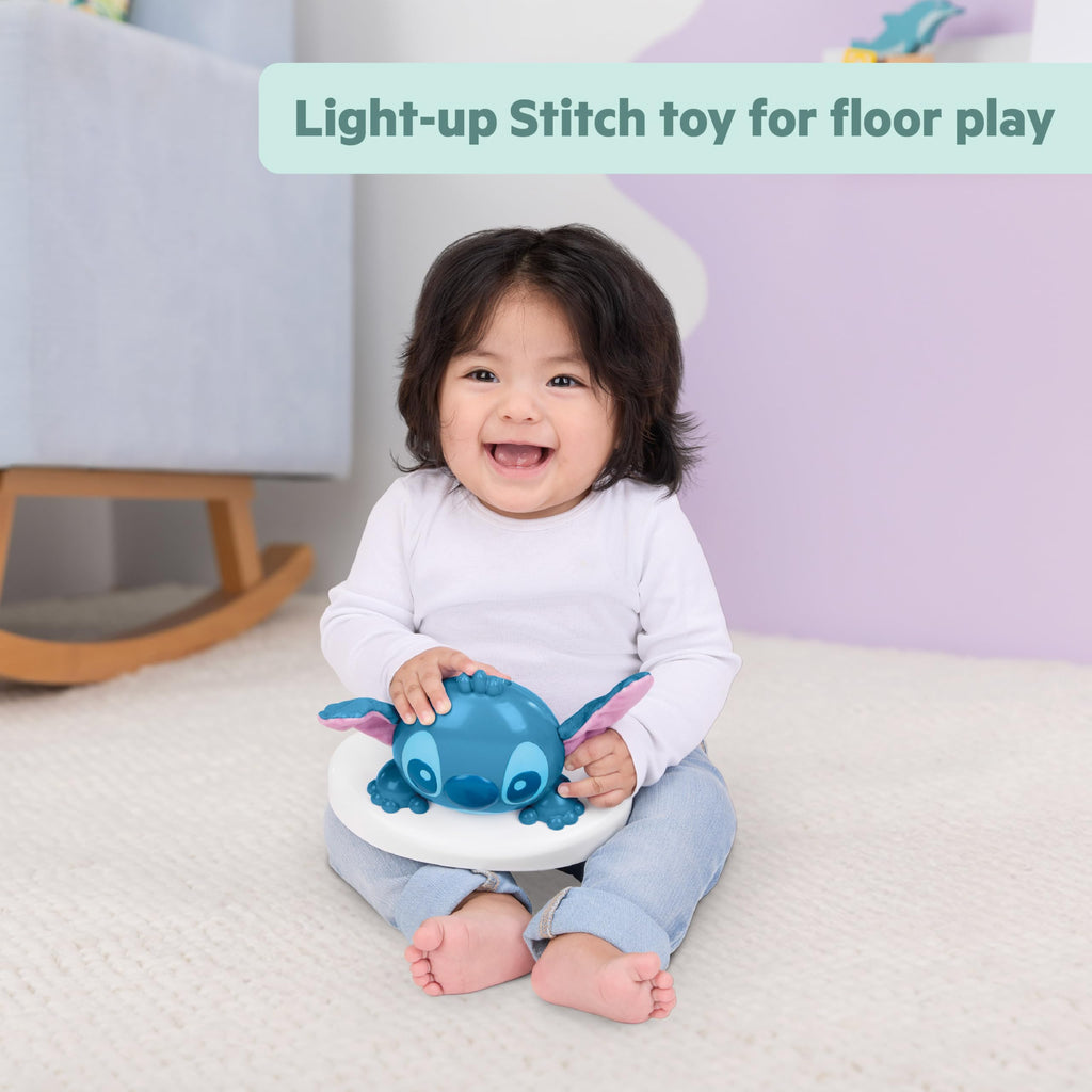 Bright Starts Disney Stitch Little Ohana Baby-Aktivitätshopser mit interaktiven Spielzeugen, Baby Bouncer Lichtern und Musik mit Stitch, Angel und Scrump, 6–12 Monate (blau)