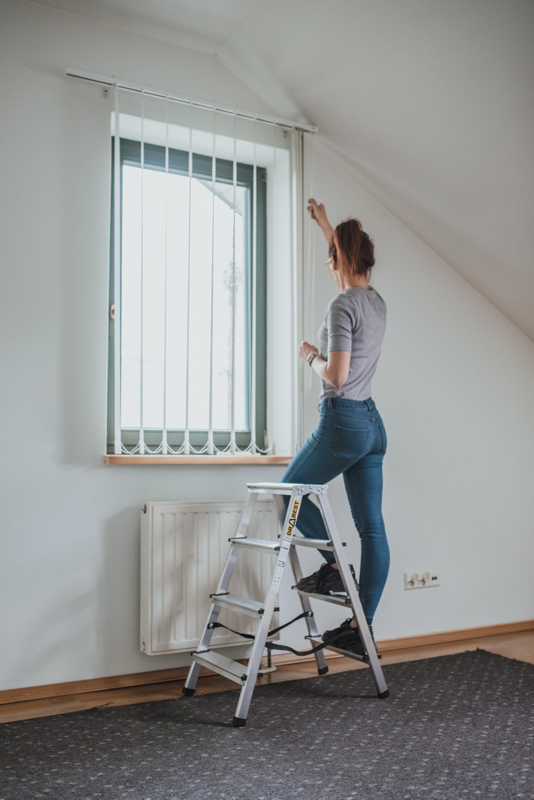 DRABEST Trittleiter Klapptritt Alu Leiter 2 x 4 Stufen Beidseitig Mehrzweckleiter Hausleitern bis 125 kg Belastbar Leiter