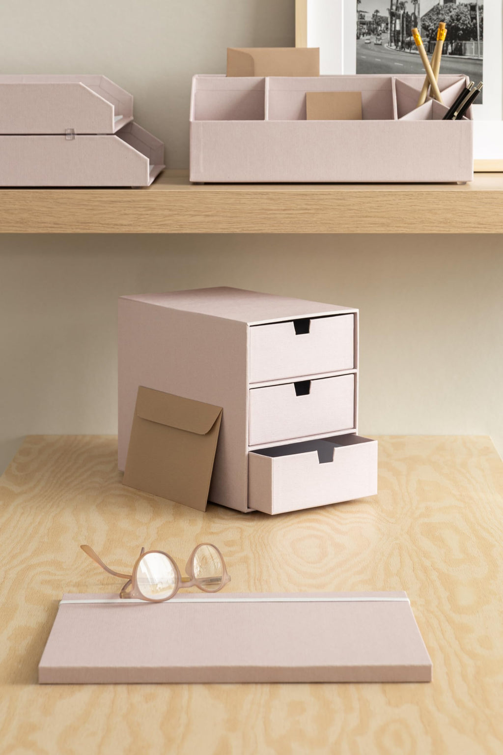 BIGSO INGRID Schubladenbox für Dokumente und Bürobedarf – Schreibtisch Organizer mit 3 Schubladen – Ablagesystem aus 100% recycelter Faserplatte und Papier in Leinenoptik – rosa