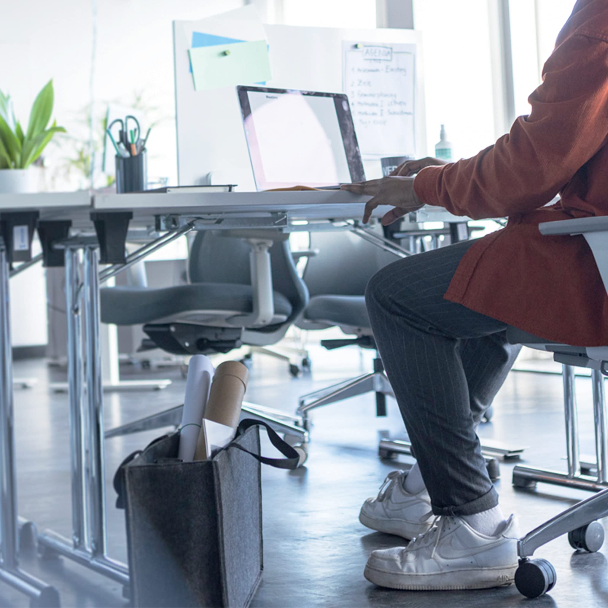 SIGEL BA410 Desk Sharing Bag Classic, Organizer für mobiles Arbeiten, absolut sicherer Stand: für Laptop bis 15,4 Zoll und Unterlagen, Synthetischer Filz, dunkelgrau, Medium 36 x 15 x 28 cm