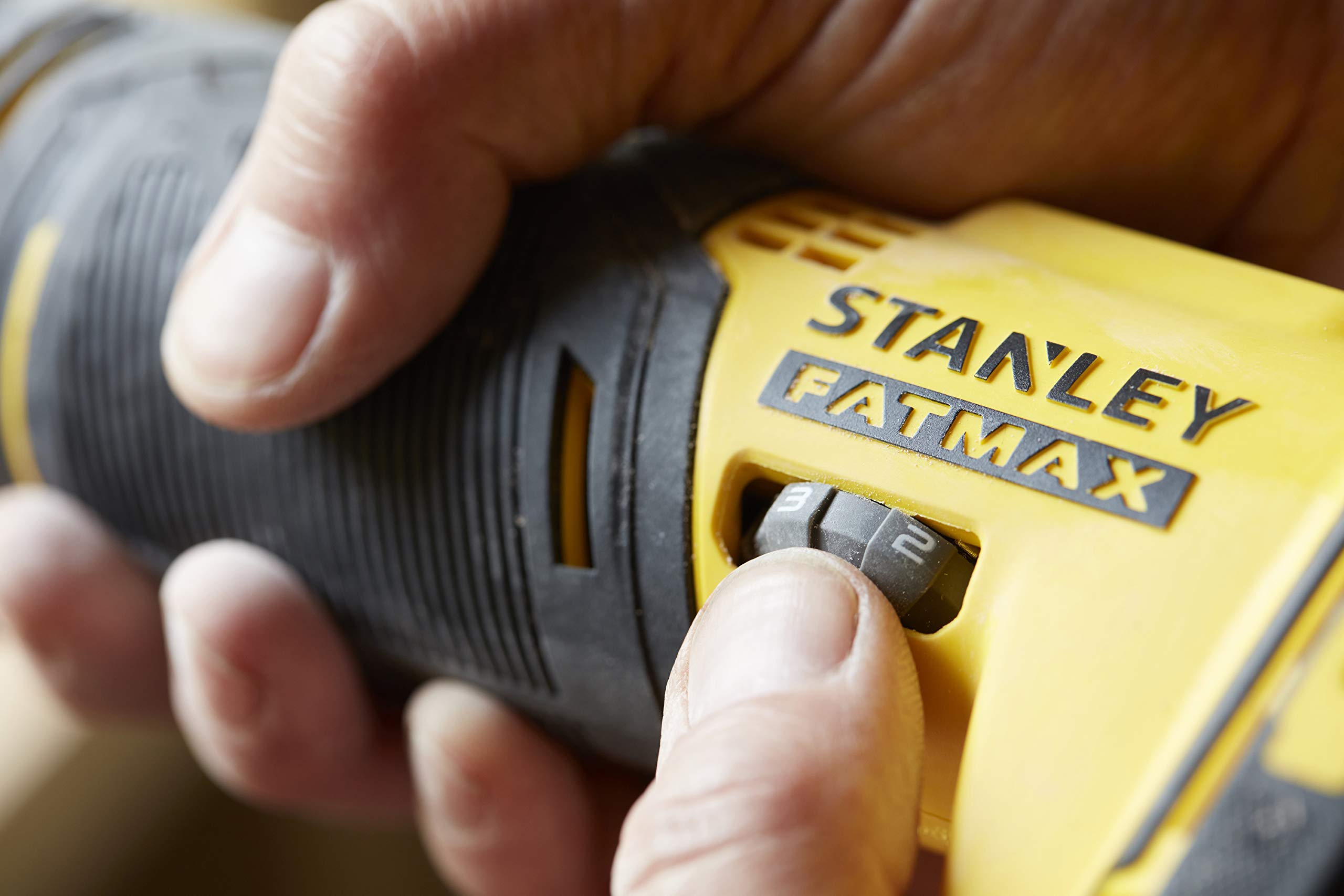 Stanley FatMax 18V Akku-Multifunktionswerkzeug SFMCE500B (Schleifer, Säge & Universalmesser in einem Gerät – Oszillierendes Werkzeug, inkl. 20-tlg. Zubehör, Lieferung ohne Akku und Ladegerät)