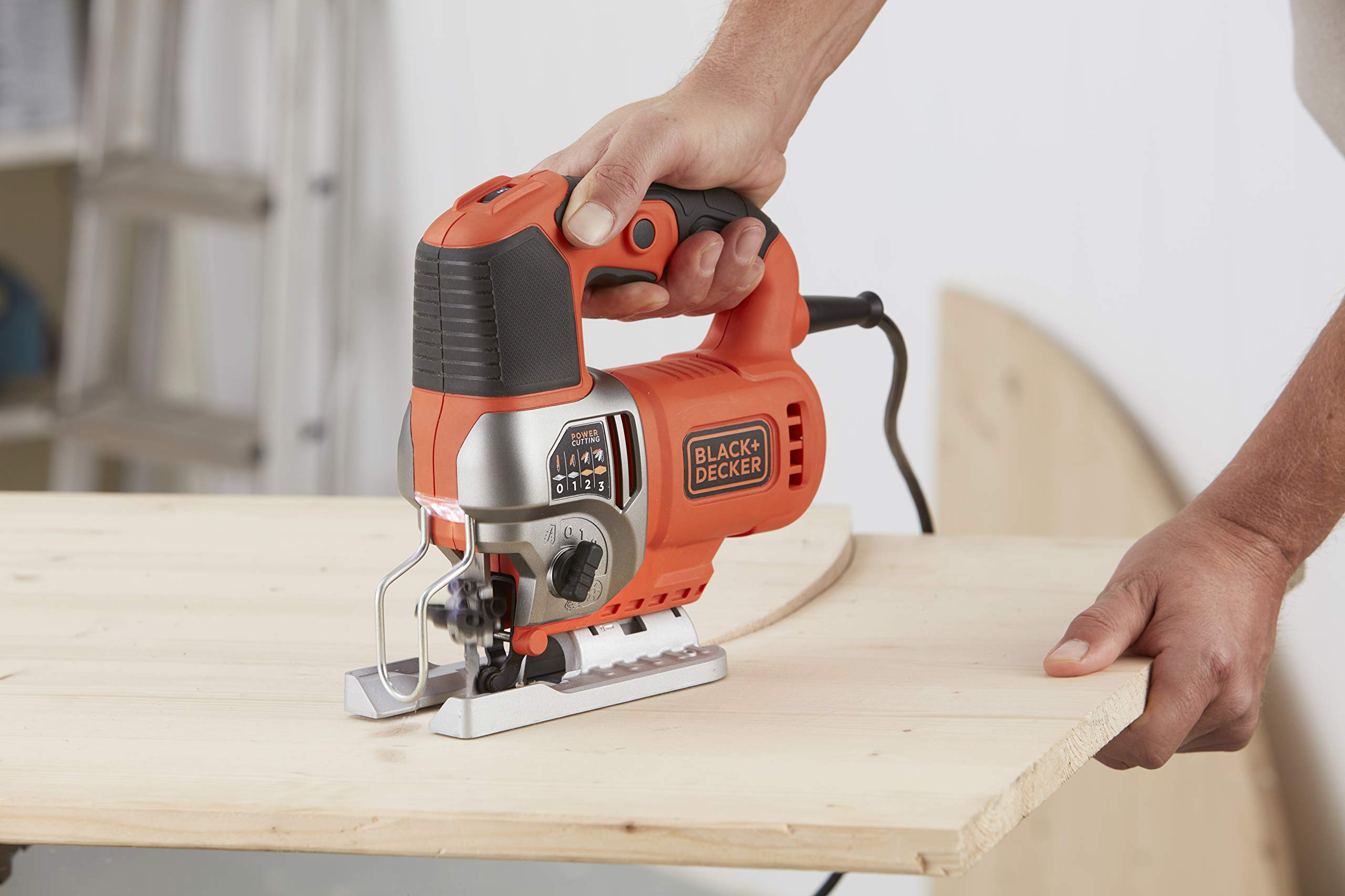 Black+Decker Elektronik-Pendelhub-Stichsäge (650 Watt, 19mm Hublänge, max. 90 mm Schnitttiefe, 3 Pendelhubstufen für vielseitigen Einsatz, variable Hubzahl, inkl. 2 Sägeblätter + Koffer) BES610K
