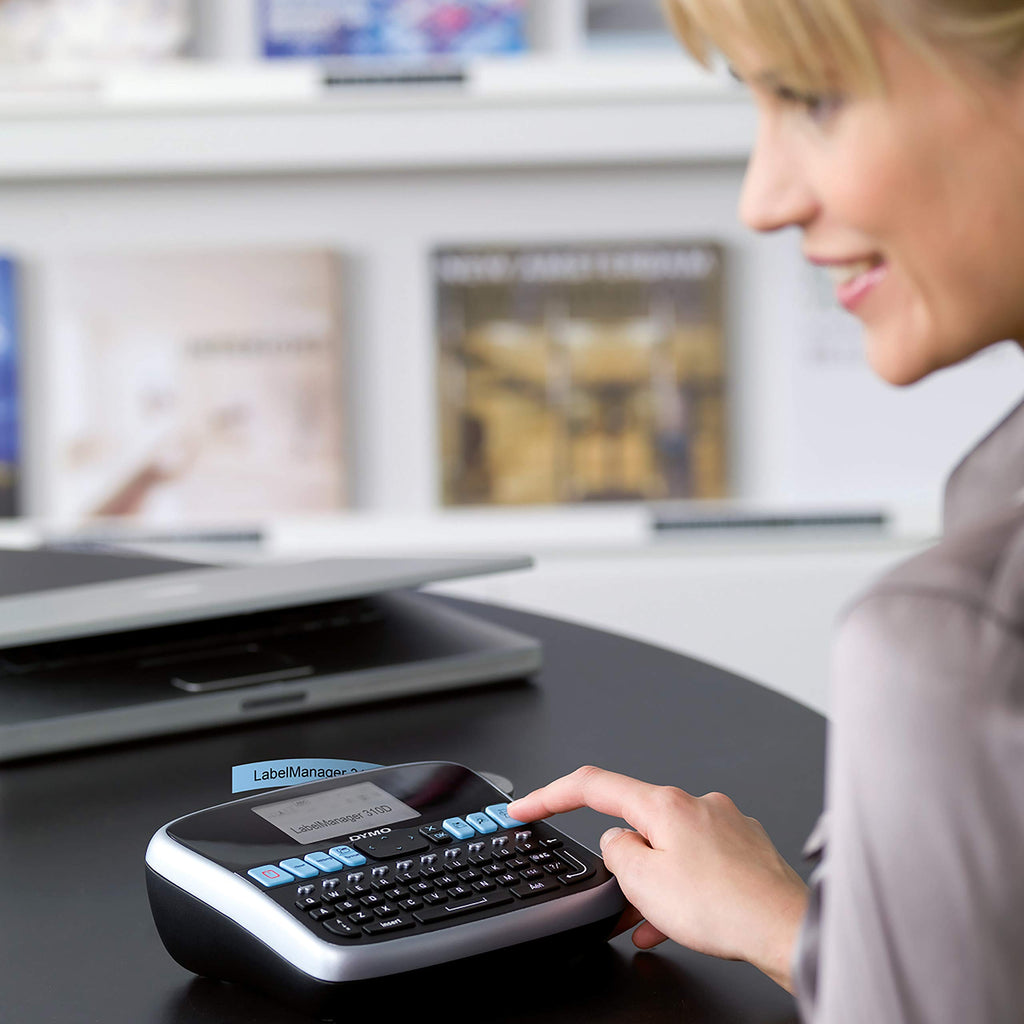 DYMO LabelManager 210D+ Beschriftungsgerät im Koffer | Etikettiergerät mit QWERTZ Tastatur & großem Grafikdisplay | Einfache Textbearbeitung | für D1 Etiketten in 69und 12mm Breite