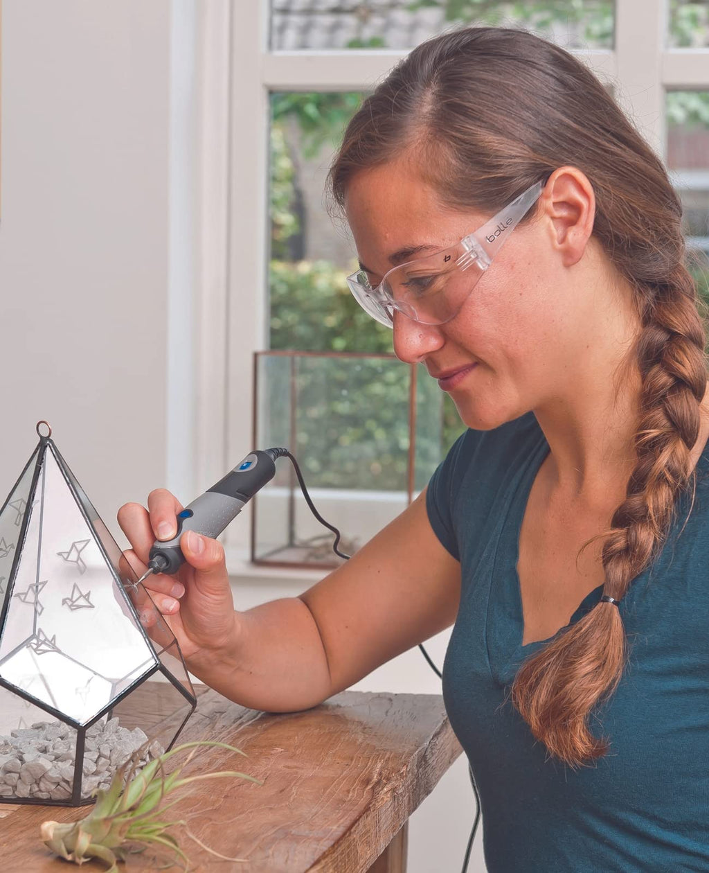 Dremel 2050 Stylo+ Multifunktionswerkzeug 9W Set (mit 15 Zubehören, Variable Drehzahleinstellung bis 22.000 1/min für Gravieren und Kreative Aufgaben mit Glas, Holz, Leder, Stein) mit Kartonverpackung