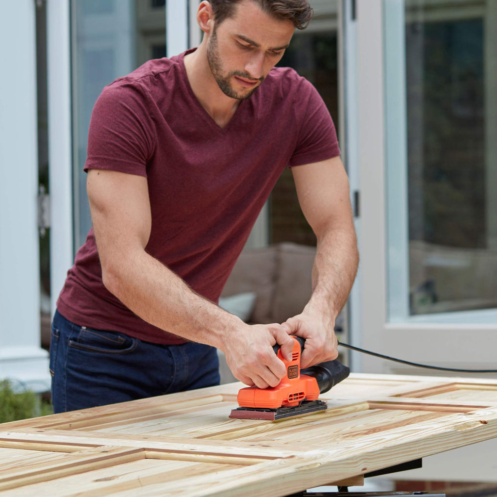 Black+Decker BEW220 Schwingschleifer (150W, Schleifplatten 90 x 187 mm, mit integrierter Staubabsaugung, zum Schleifen/Polieren von großen Flächen, inkl. 1 Schleifpapier K100), Cranberry