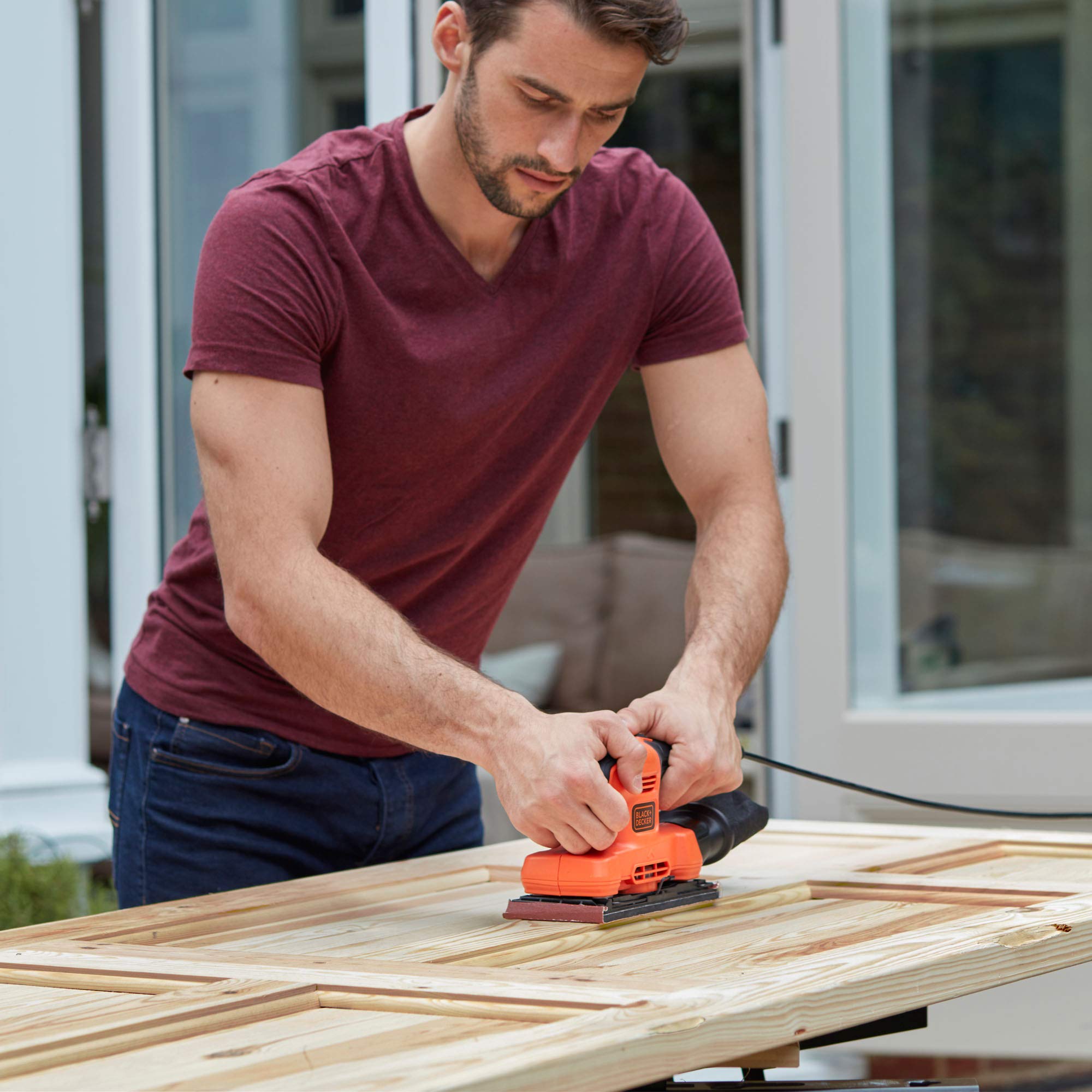 Black+Decker BEW220 Schwingschleifer (150W, Schleifplatten 90 x 187 mm, mit integrierter Staubabsaugung, zum Schleifen/Polieren von großen Flächen, inkl. 1 Schleifpapier K100), Cranberry