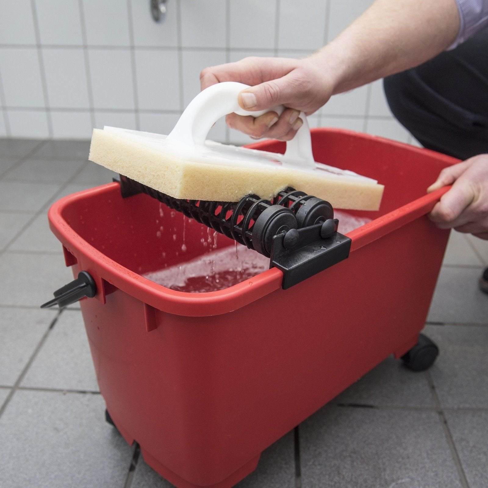 Connex Fliesen-Rollenwaschset 22 Liter - rot / schwarz - Stabile Ausdrückrollen - Inklusive 4 Laufrädern für einfachen Transport / Wascheimer / Fliesenleger Werkzeug / Fliesenwaschset / COX790701