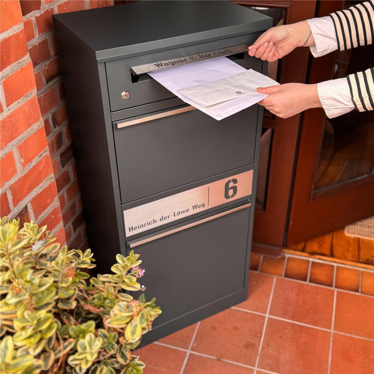 Metzler Paketbox, Briefkasten mit großem Paketfach in Anthrazit, personalisierte Paketbox für draußen, Standbriefkasten mit Paketfach, Paketkasten, Postbox mit Gravur, rostfrei und massiv - Bispo 2