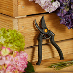 Fiskars Bypass-Gartenschere für frische Äste und Zweige, Antihaftbeschichtet, Hochwertige Stahl-Klingen, Länge: 22,5 cm, Schwarz/Orange, Pro, P90, 1001530