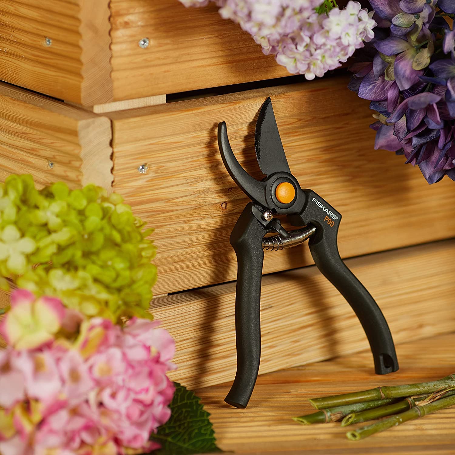 Fiskars Bypass-Gartenschere für frische Äste und Zweige, Antihaftbeschichtet, Hochwertige Stahl-Klingen, Länge: 22,5 cm, Schwarz/Orange, Pro, P90, 1001530