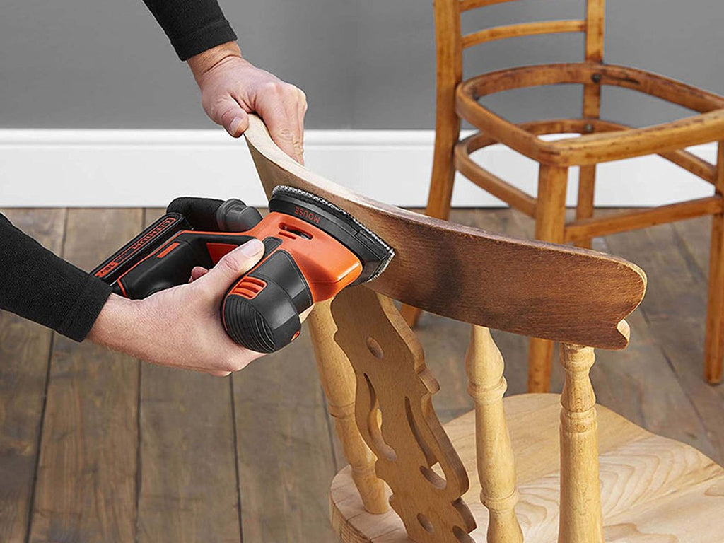 BLACK+DECKER Akku-Dreieckschleifer Mouse (18V, 1.5 Ah, inkl. 400mA Ladegerät, Fingerschleifer-Aufsatz, 3x Schleifgitter, 2x Fingerschleifgitter, Staubfangbehälter, in Werkzeugtasche) BDCDS18-QW