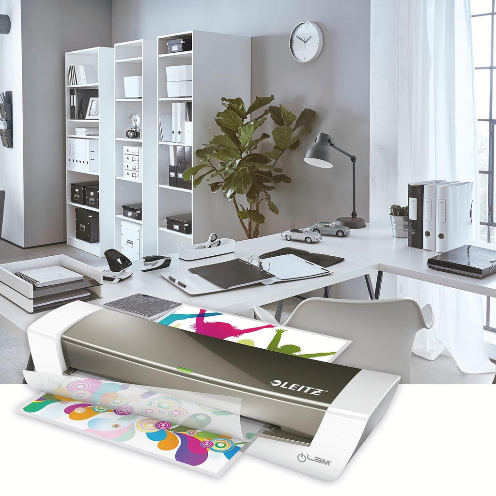 Leitz A4 Laminiergerät, Für 80 bis 125 mic Laminierfolien, inkl. Laminierhüllen Starterkit, Ideal für den Einsatz im Home Office, kleinen Büros & Schule, Grau, iLAM, 73680089