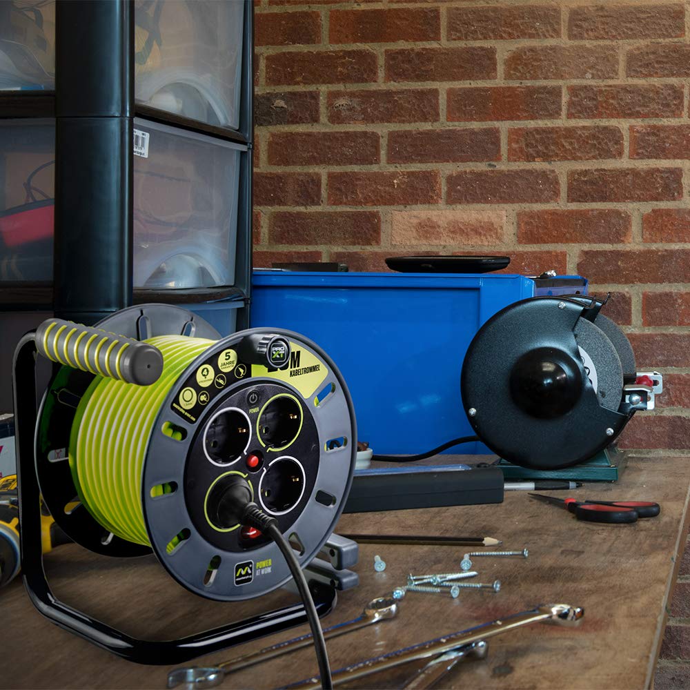 Masterplug Pro-XT 4-Fach offene Kabeltrommel mit Aufrollgriff, Thermoabschaltung und Netzschalter, 50 Meter langes Kabel mit hoher Sichtbarkeit
