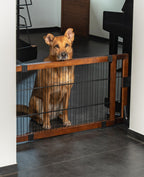 lionto Hundeschutzgitter längenverstellbar, Welpenschutzgitter aus attraktivem Pinienholz sorgt für Sicherheit, Höhe 50 cm, Robustes Absperrgitter für Treppen/Türen, einfacher Aufbau, braun/schwarz