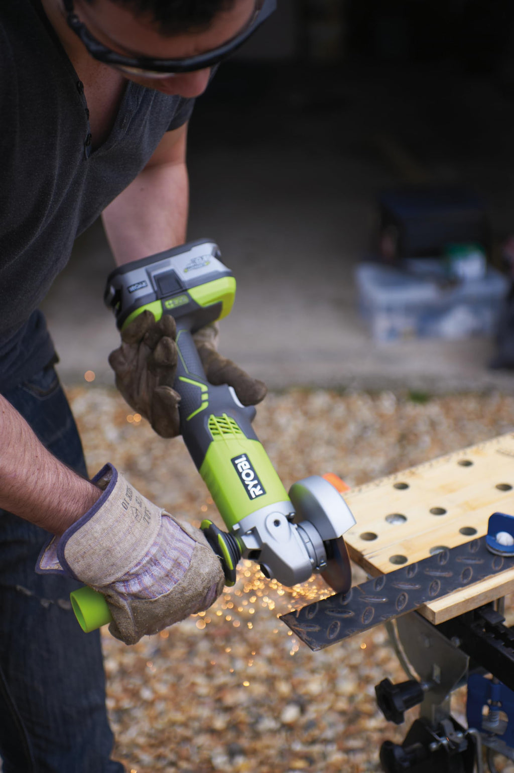 RYOBI 18V ONE+ 8-tlg, Akku-Combo-Kit RCK184O-242SZL, Schlagbohrschrauber, Winkelschleifer, Handkreissäge, Delta-Vibrationsschleifer, 2x Akkus (4,0Ah & 2,0Ah), Ladegerät, Werkzeugtasche