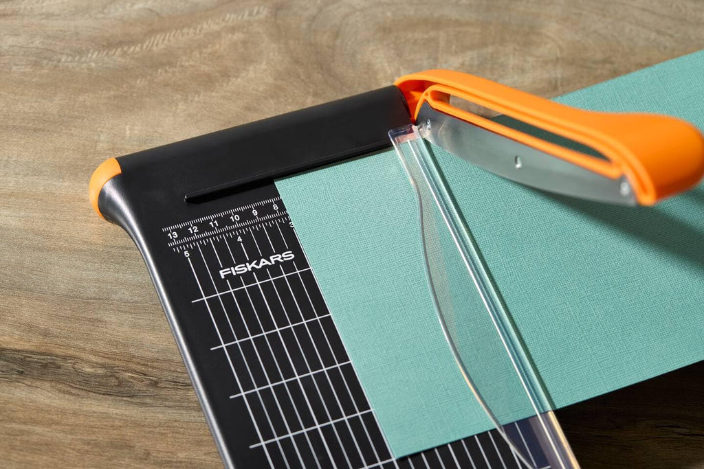 Fiskars Hebel-Papierschneidemaschine, A5-Hochformat, A4-Querformat, Selbstschärfende Klinge, Mit Fingerschutz, Bypass, Recycelte Materialien, 1077982