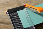 Fiskars Hebel-Papierschneidemaschine, A5-Hochformat, A4-Querformat, Selbstschärfende Klinge, Mit Fingerschutz, Bypass, Recycelte Materialien, 1077982