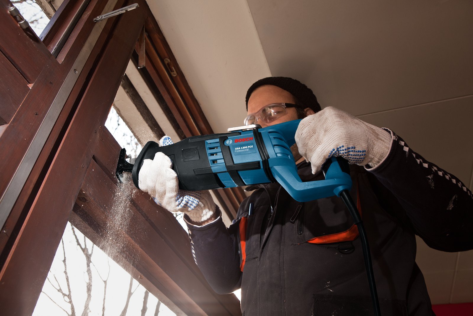 Bosch Professional Säbelsäge GSA 1300 PCE (Leistung 1.300 Watt, max. Schnitttiefe: 230mm, mit SDS und Constant Electronic, inkl. 2 Sägeblätter (Holz/Metall), Handwerkoffer)