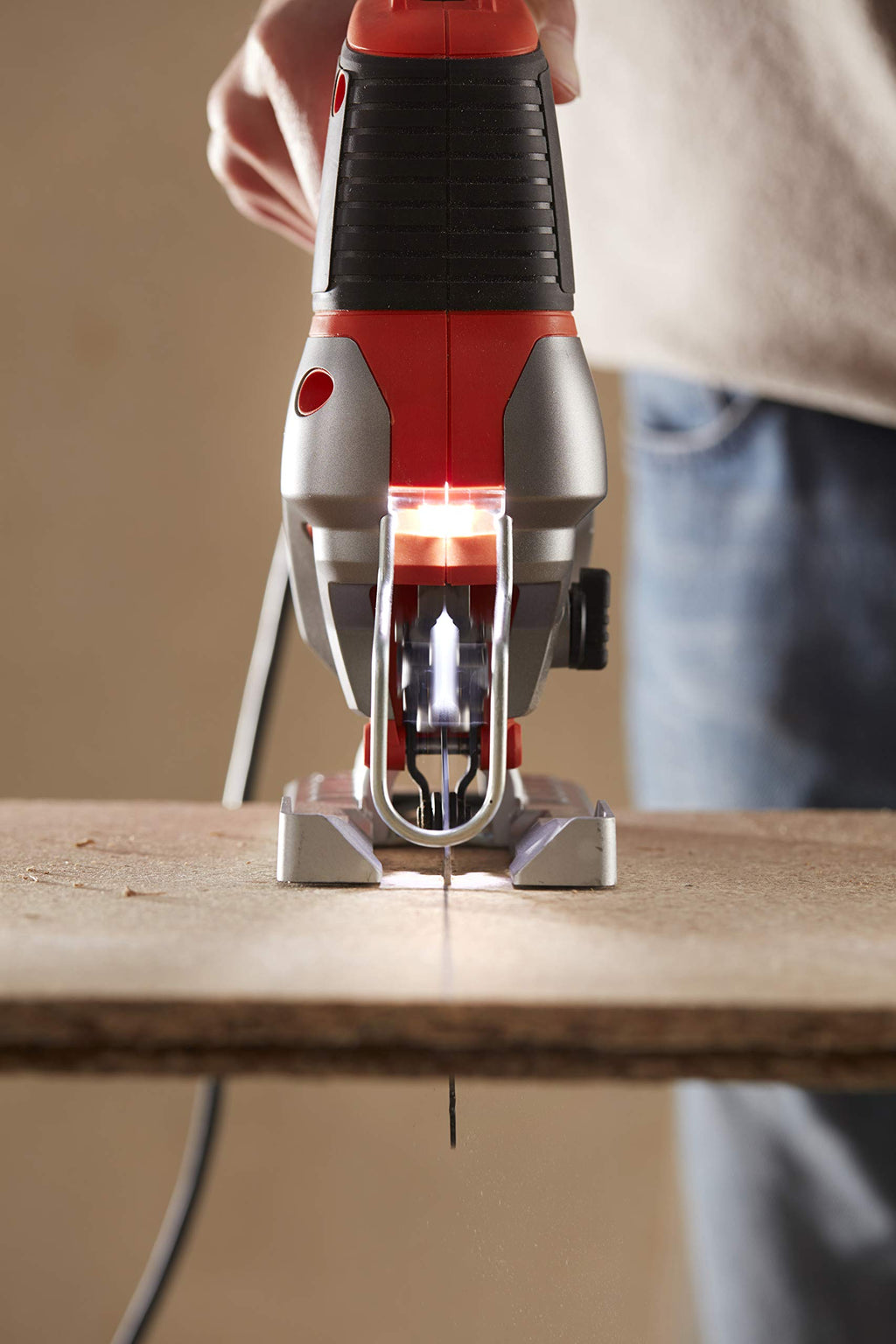 Black+Decker Elektronik-Pendelhub-Stichsäge (650 Watt, 19mm Hublänge, max. 90 mm Schnitttiefe, 3 Pendelhubstufen für vielseitigen Einsatz, variable Hubzahl, inkl. 2 Sägeblätter + Koffer) BES610K
