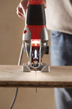 Black+Decker Elektronik-Pendelhub-Stichsäge (650 Watt, 19mm Hublänge, max. 90 mm Schnitttiefe, 3 Pendelhubstufen für vielseitigen Einsatz, variable Hubzahl, inkl. 2 Sägeblätter + Koffer) BES610K