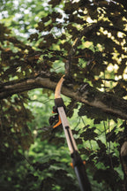 Fiskars Schneidgiraffen-Set, 2-teilig, Bypass Teleskop-Schneidgiraffe UPX86 (Länge 2,4 – 4 m) und Baumsäge für Bypass Teleskop-Schneidgiraffe UPX86 und UPX82 (Länge: 46 cm), 1077330