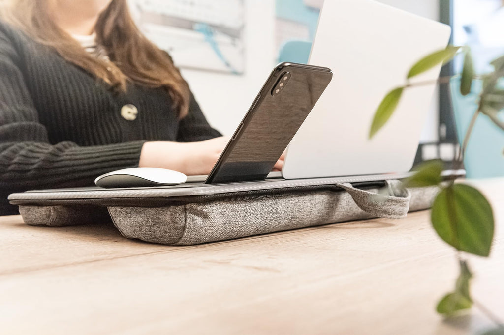 DIGITUS Notebook Kissen - mit Smartphone-Halterung - für 17" Laptops - Laptopunterlage - zum bequemen Arbeiten vom Sofa oder Bett aus - Grau
