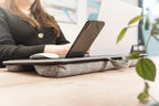DIGITUS Notebook Kissen - mit Smartphone-Halterung - für 17" Laptops - Laptopunterlage - zum bequemen Arbeiten vom Sofa oder Bett aus - Grau