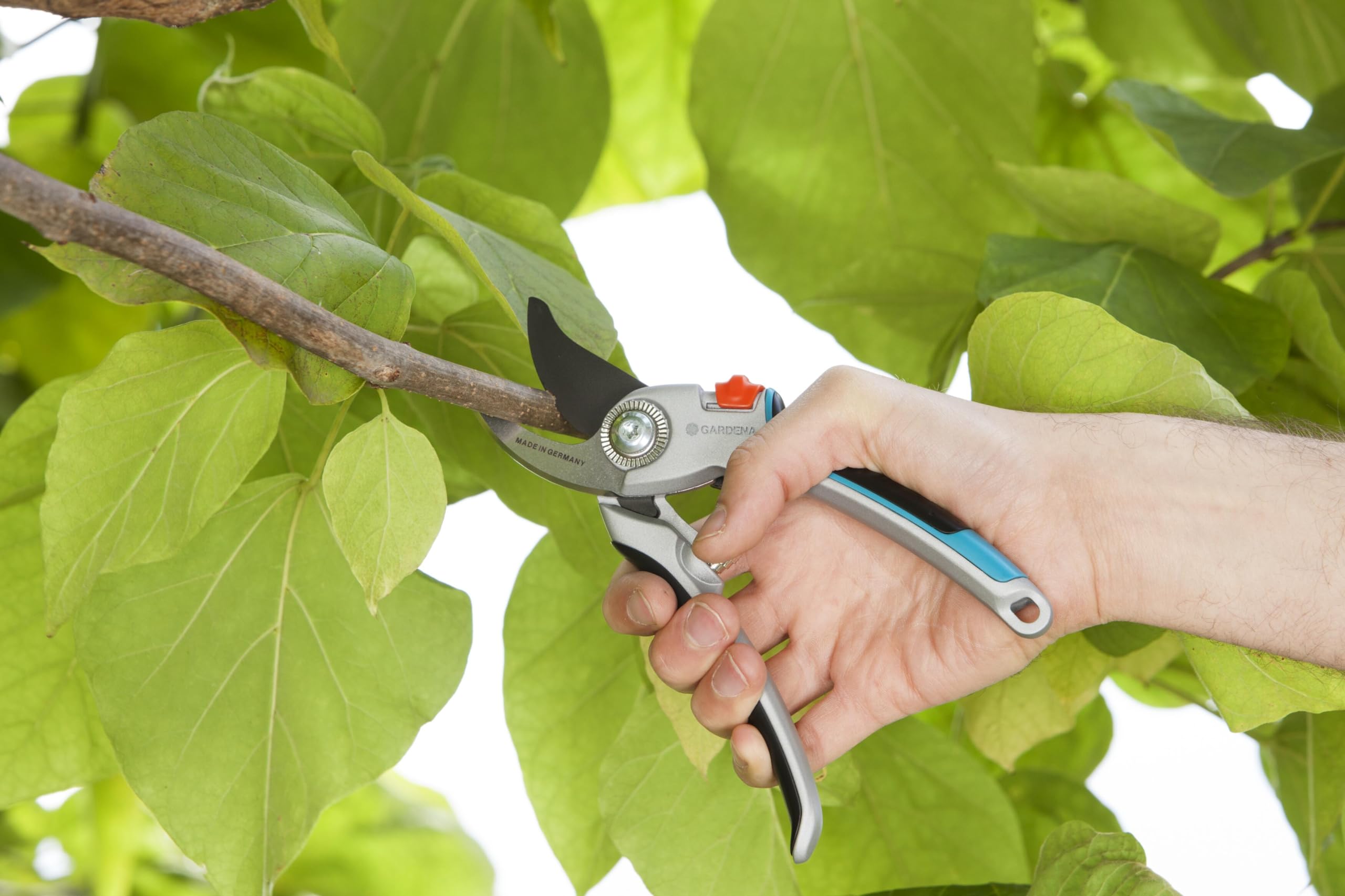 Gardena Gartenschere Alu B/L: Pflanzenschonende Baumschere mit Bypass-Schneide für Äste und Zweige bis 25 mm Durchmesser, robuste Alugriffe, auswechselbare Klinge, nachstellbares Gewerbe (8906-20)