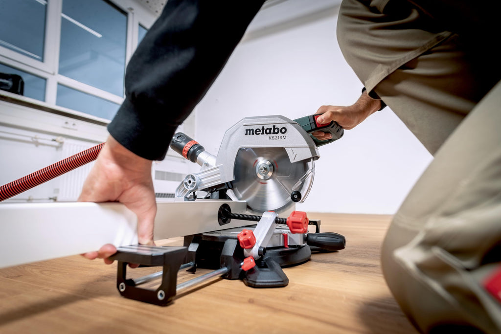 metabo Kappsäge KS 216 M - 1100 W, 216 mm Sägeblatt - Präzisionsschnitt, LED-Schattenlinie, integrierte Tischverbreiterung, leicht und mobil - Inkl. Hartmetall-Sägeblatt und Zubehör