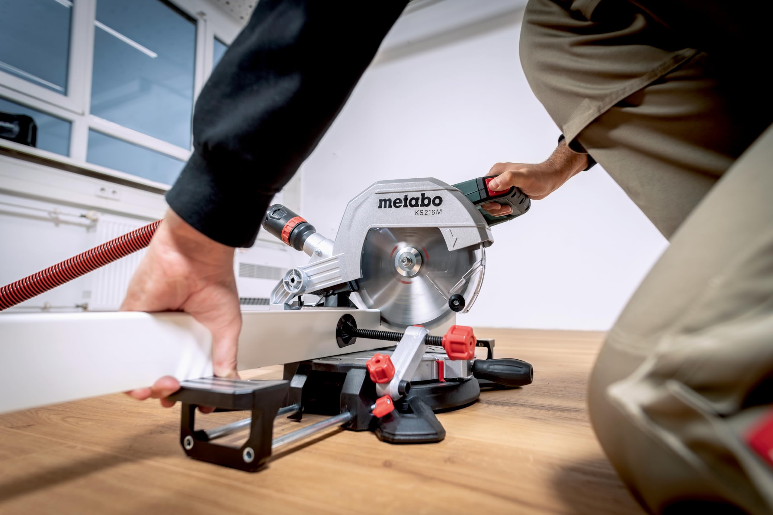 metabo Kappsäge KS 216 M - 1100 W, 216 mm Sägeblatt - Präzisionsschnitt, LED-Schattenlinie, integrierte Tischverbreiterung, leicht und mobil - Inkl. Hartmetall-Sägeblatt und Zubehör