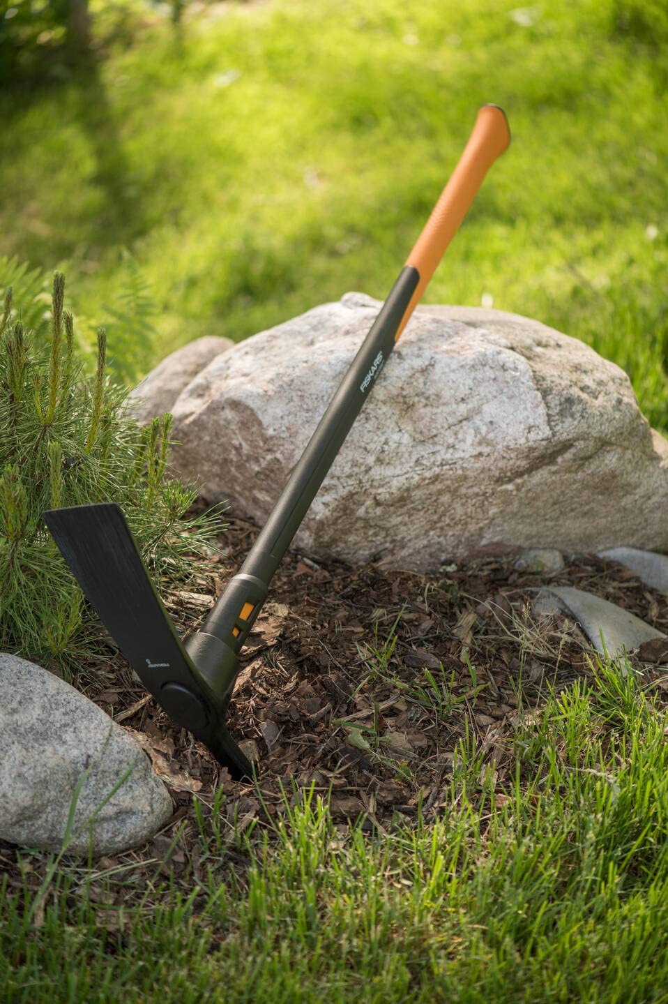 Fiskars Kreuzhacke IsoCore L für grobe Arbeiten auf harten, steinigen Böden, Länge: 91 cm, Gewicht: 3,4 kg, Schwarz/Orange, 1020166