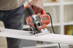 Black+Decker Elektronik-Pendelhub-Stichsäge (650 Watt, 19mm Hublänge, max. 90 mm Schnitttiefe, 3 Pendelhubstufen für vielseitigen Einsatz, variable Hubzahl, inkl. 2 Sägeblätter + Koffer) BES610K