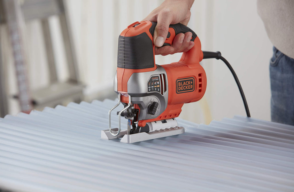 Black+Decker Elektronik-Pendelhub-Stichsäge (650 Watt, 19mm Hublänge, max. 90 mm Schnitttiefe, 3 Pendelhubstufen für vielseitigen Einsatz, variable Hubzahl, inkl. 2 Sägeblätter + Koffer) BES610K