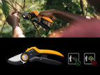 Fiskars Amboss-Gartenschere, Plus PowerLever, P741, Für trockenes und hartes Holz, Antihaftbeschichtet, Edelstahl-Klingen, Länge: 22,1 cm, Schwarz/Orange, 1057171