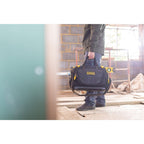 STANLEY FatMax Werkzeugtasche/Tragetasche für Werkzeug mit Fächern Quick Access (mit 4 Fächern, aus 600 x 600 Denier Nylon, mit Kunststoffboden & gepolstertem Schultergurt) FMST1-80147