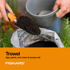 Fiskars Gartenwerkzeug-Set, 3 Stück, inklusive rostbeständiger Kelle, Pflanzgefäß und Kultivator, Gartengeräte für die Bepflanzung im Freien, ergonomisches Hofwerkzeug-Set – Gartengeschenke für Frauen