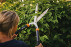Fiskars Heckenschere HS21, Für Form- und Rückschnitt von Hecken und Büschen, Länge 59 cm, Gehärtete Stahl-Klingen/Soft-Touch Kunststoff-Griff, Schwarz/Orange, Solid, 1026827