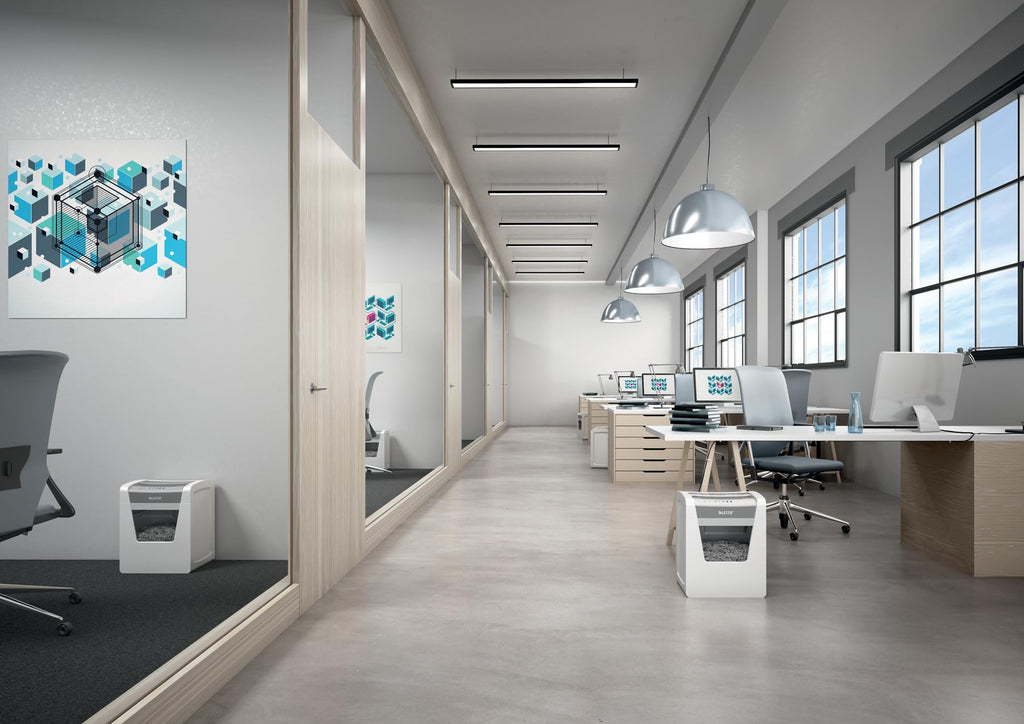 Leitz IQ Aktenvernichter Office P5, Mikroschnitt, 11-10 Blatt (70-80 g/m²), TÜV+GS zertifiziert, 2 Stunden Dauerbetrieb, Herausziehbarer 23L Behälter, Sehr leiser Schredder für Büro, Weiß, 80020000
