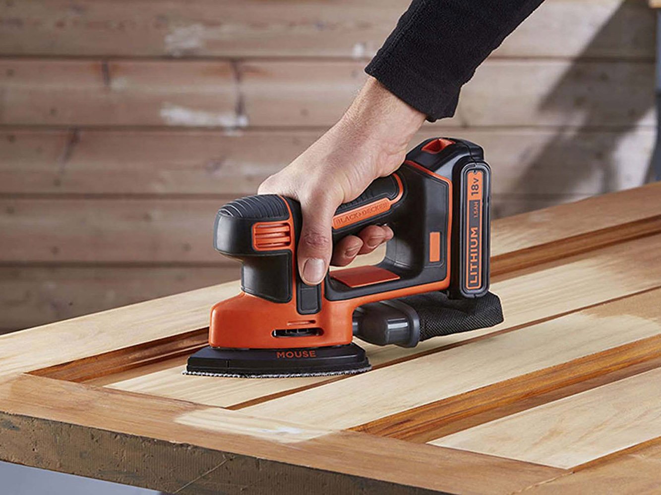 BLACK+DECKER Akku-Dreieckschleifer Mouse (18V, 1.5 Ah, inkl. 400mA Ladegerät, Fingerschleifer-Aufsatz, 3x Schleifgitter, 2x Fingerschleifgitter, Staubfangbehälter, in Werkzeugtasche) BDCDS18-QW