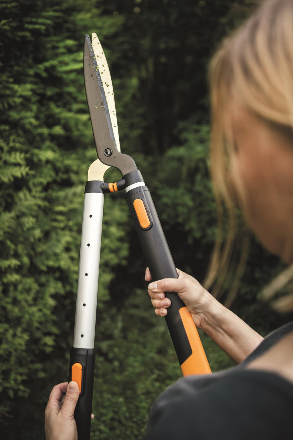 Fiskars SmartFit Teleskop-Heckenschere, Antihaftbeschichtet, Hochwertige Stahl-Klingen, Länge: 68 bis 93 cm, Schwarz/Orange, HS86, 1013565