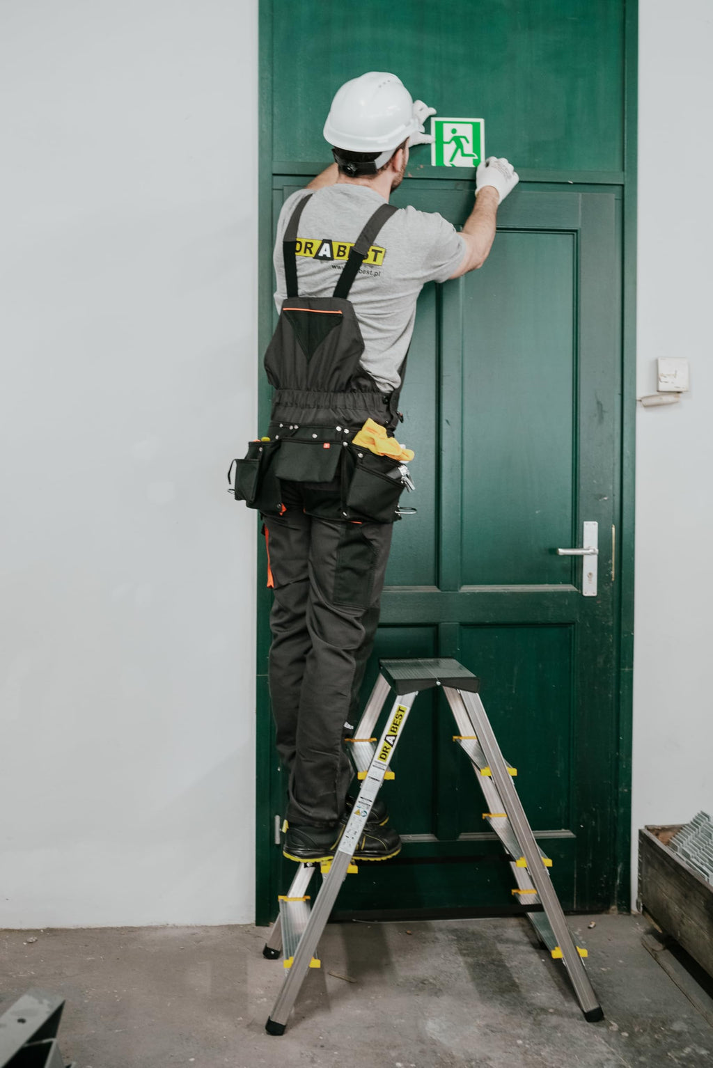 DRABEST Trittleiter Klapptritt Alu Leiter 2 x 4 Stufen Beidseitig Mehrzweckleiter Stufenleiter bis 150 kg Belastbar